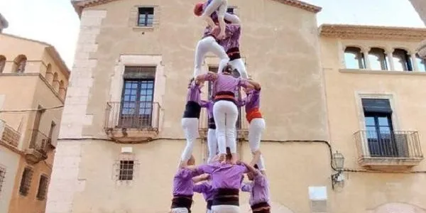 Els Castellers d'Altafulla completen el 3de6a, 4de6a, 2de6, pd5, pd4xs en la diada de Sant Jordi