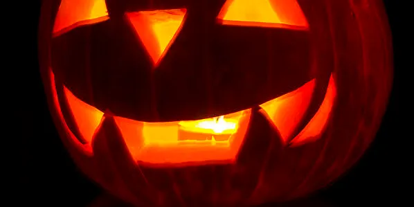 Aquest dissabte, decoració de les façanes del carrer Sant Llorenç amb motiu de Halloween