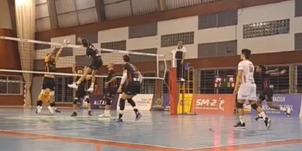 La millora del CEVOL Torredembarra és insuficient per sumar a la pista del San Roque (3-0)
