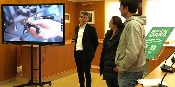 La guia comercial d'Altafulla salta de la pantalla per ser editada en paper