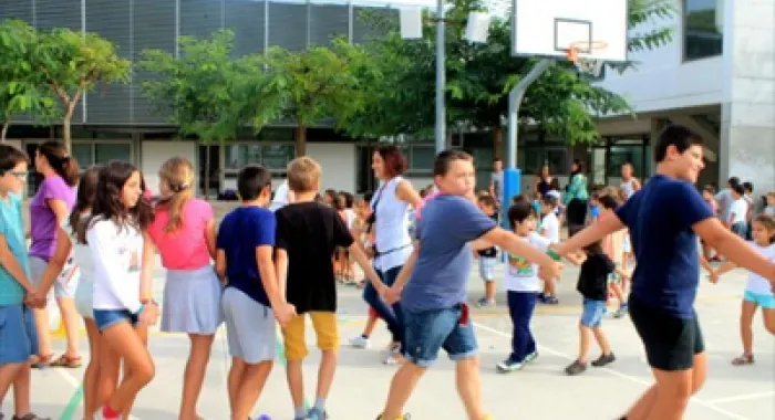 L'Escola Sinera ha donat la benvinguda als alumnes des del pati de l'Escola (Foto: Web del centre e