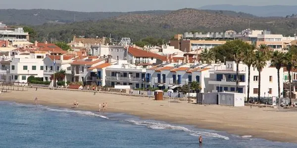 Acaben els treballs de reposició de la sorra a la platja d’Altafulla