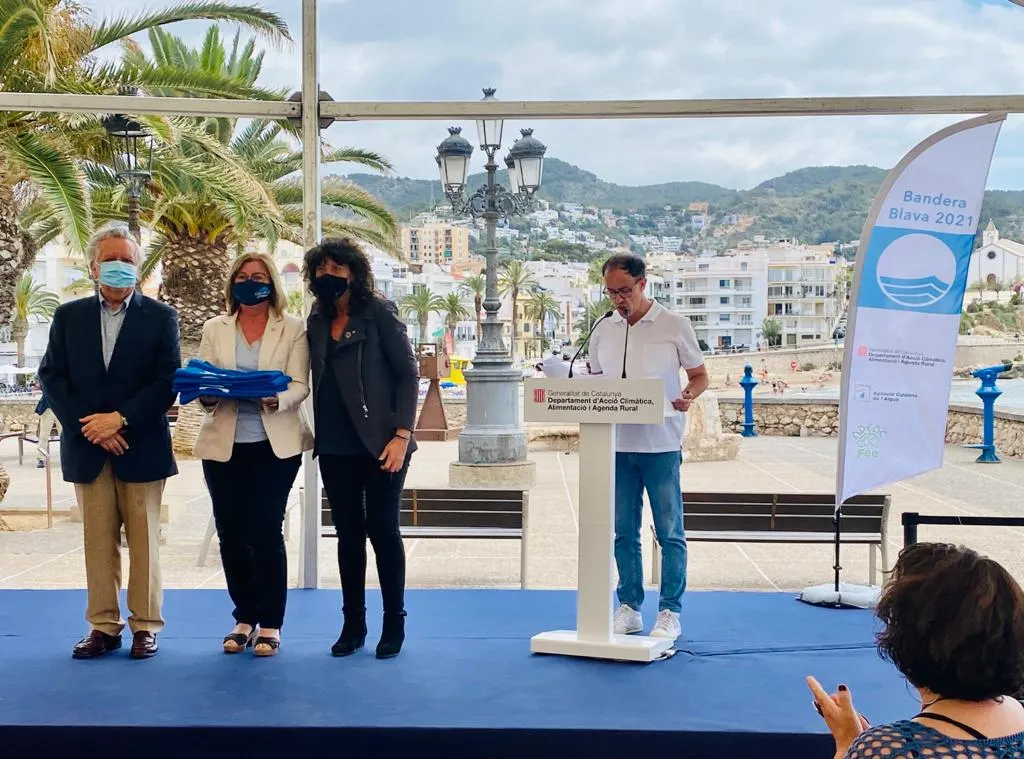 Cambrils recull les quatre Banderes Blaves que acrediten la qualitat de les platges del municipi