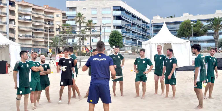 Cinc jugadors del Marina Cambrils entrenen amb la selecció catalana de futbol platja
