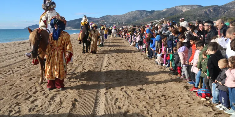 Els Reis d’Orient arriben a la platja de Castelldefels aclamats per milers de famílies