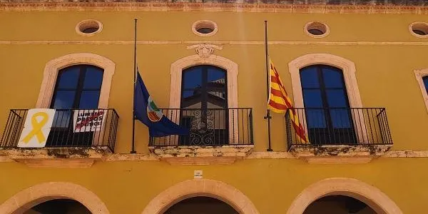 Altafulla ret un homenatge simbòlic a les víctimes del coronavirus amb un minut de silenci