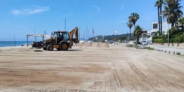 En marxa el condicionament de la zona esportiva de la platja del Club Marítim
