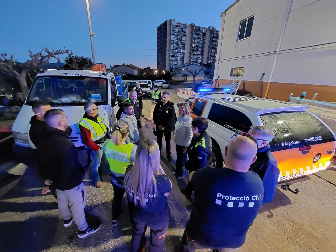 Tres vehicles plens de material surten de Valls en direcció al País Valencià