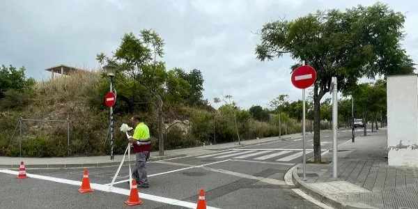 Canvis en la senyalització del carrer Roquissar per millorar la seguretat a la porta de l’escola