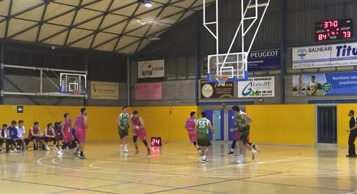 Moment del partit de dissabte al pavelló Triple d'Arenys ( Foto: Arenys Bà squet )