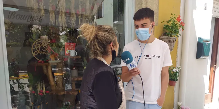 Arenys de Munt celebra un Sant Jordi amb una normalitat que s'assembla molt a com eren les diades abans de la pandèmia