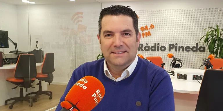 Xavier Amor (PSC) defensa la tasca del govern a Pineda i anuncia ajuts i facilitats pel pagament d'impostos