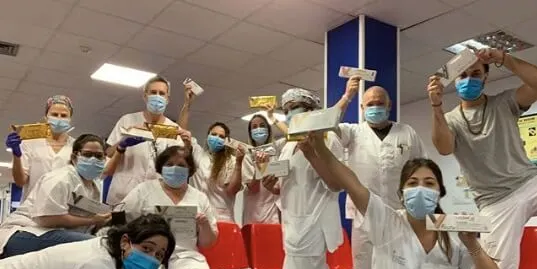 Virginias reparteix torró entre el personal sanitari per agrair la seva labor assistencial