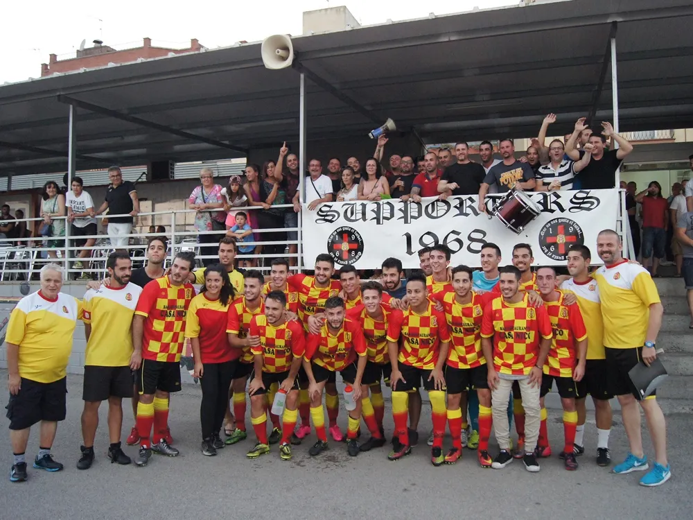 Afició i jugadors van celebrar la primera victòria de l'any a casa en la nova etapa del Veinti