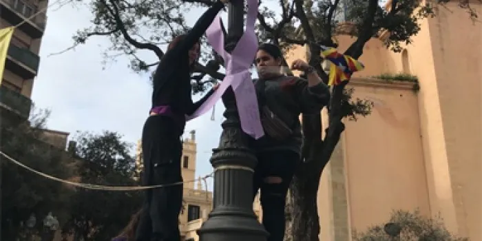 Arenys es vesteix de lila per defensar els drets de les dones