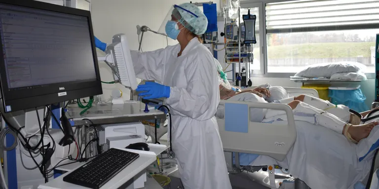 Ministeri de Sanitat i autonomies aproven que les mascaretes deixin de ser obligatòries a centres sanitaris i farmàcies