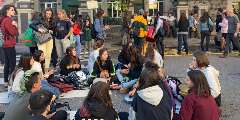 Asseguda d'estudiants de l'Institut Joan Brudieu per rebutjar la sentència del TS