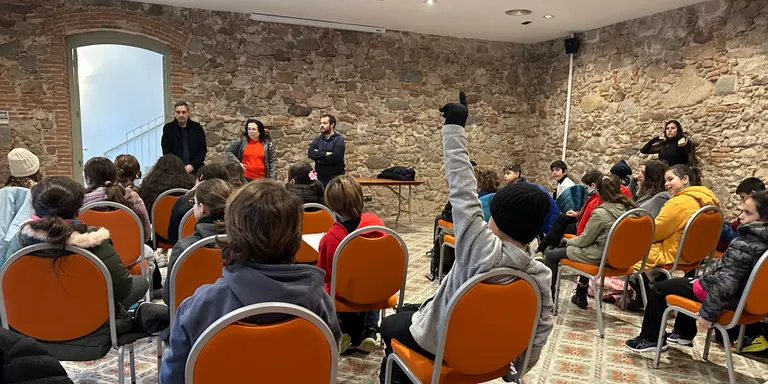 Els alumnes de 5è de l’escola El Calderí presenten la cooperativa que han creat per elaborar productes artesanals