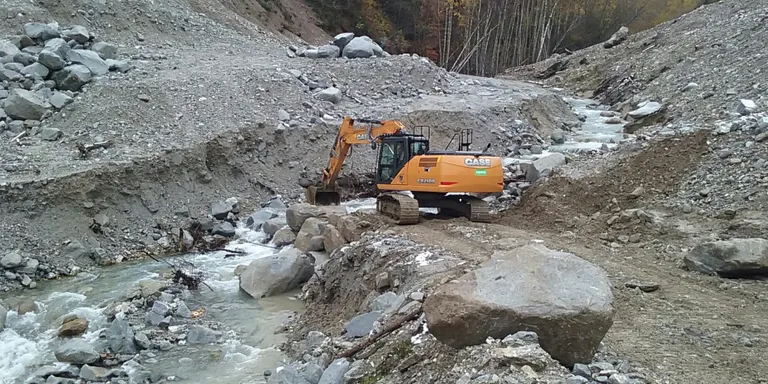 La CHE condiciona la llera del riu Valarties, a Arties, per reduir la terbolesa de l'aigua
