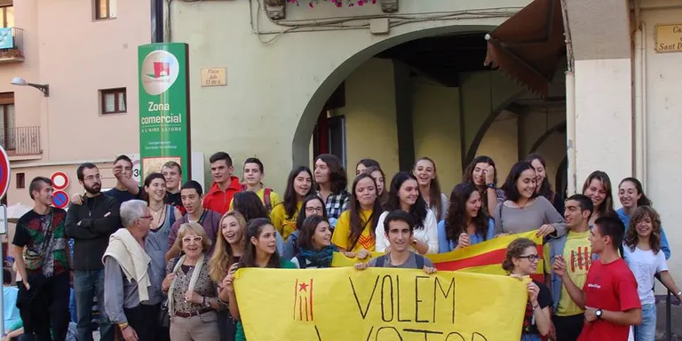 Concentració d'estudiants de l'Institut Joan Brudieu a favor del 9-N