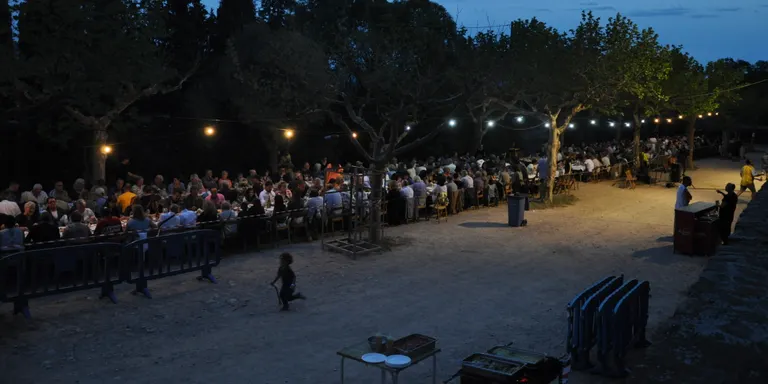 Els voluntaris per Arenys de Munt organitzen dues iniciatives per ajudar a refugiats d’Ucraïna. Recolliran i vendran roba d’estiu, i vendran llibres usats
