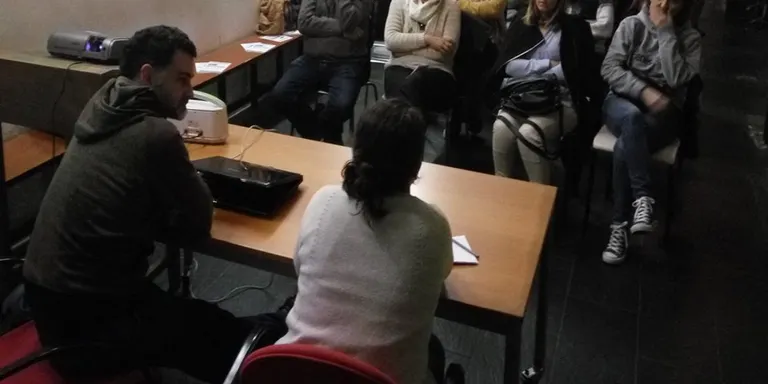 Una trentena de persones debaten sobre immigració i el documental Tarajal