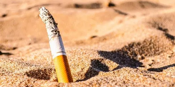 Altafulla prohibirà fumar a la platja, però la mesura no entrarà en vigor enguany