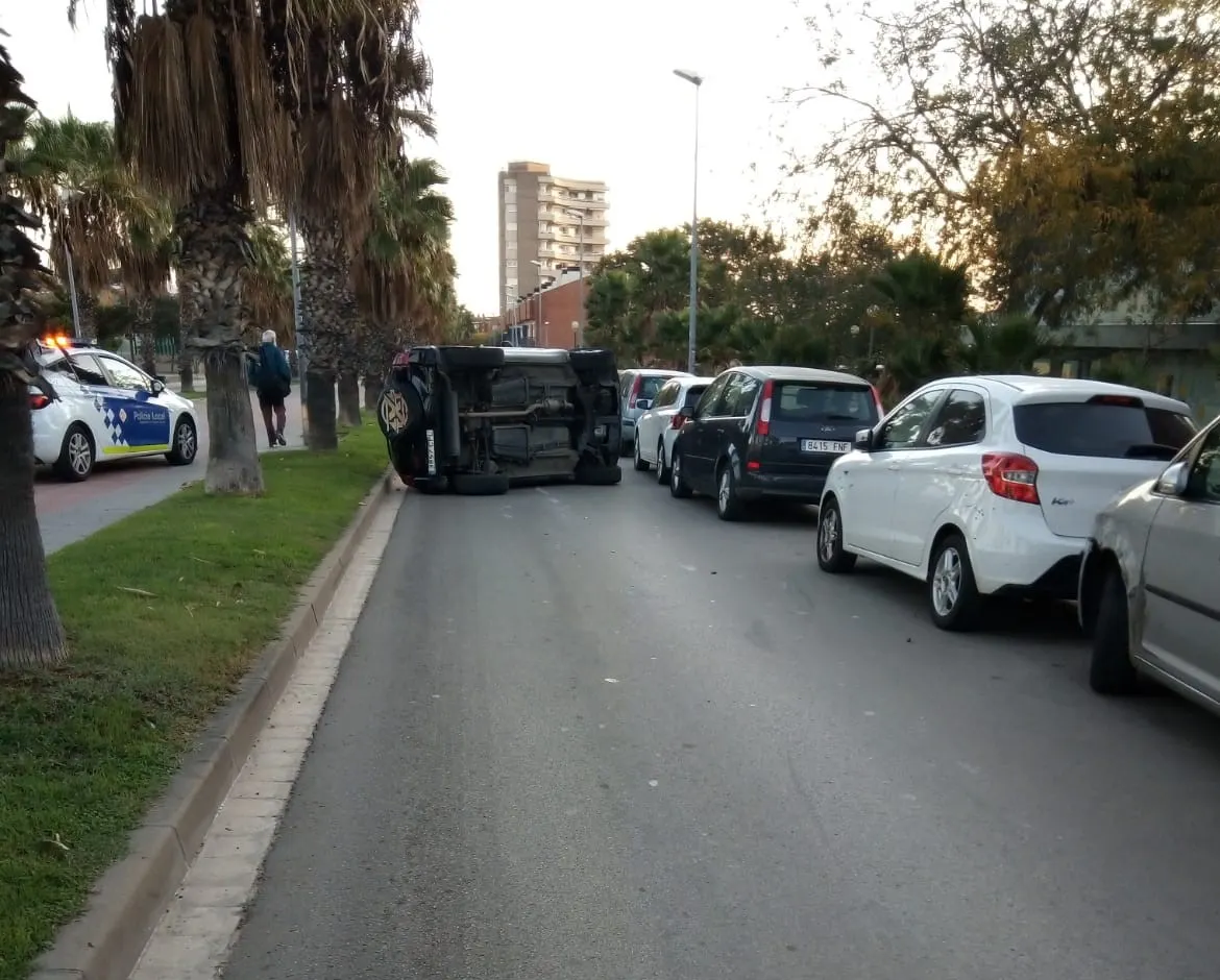 Un ferit lleu en bolcar un cotxe a l’avinguda Eduard Ferrés