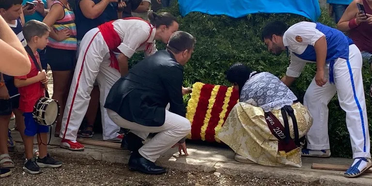 El seguici festiu fa lluir la Festa Major de la Mare de Déu del Camí durant l’anada a Ofici
