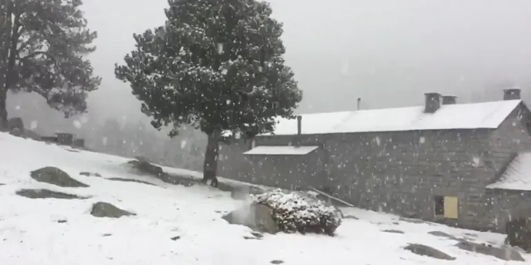 Els cims del Pirineu reben la nevada més important dels darrers anys en un mes de juny