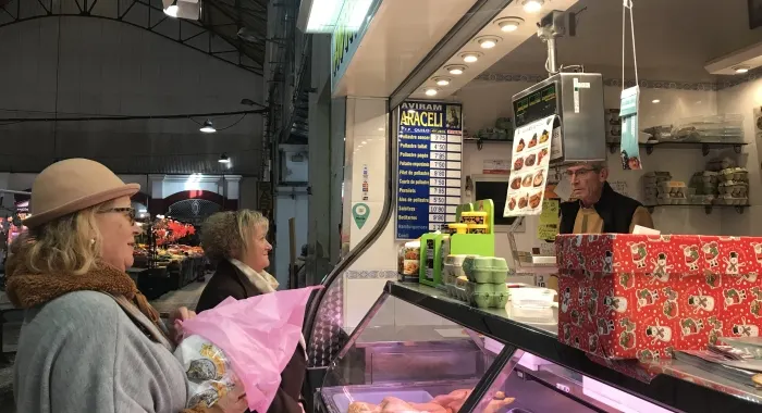 Les xarcuteries i peixateries del Mercat Municipal treballen a ple rendiment aquests dies