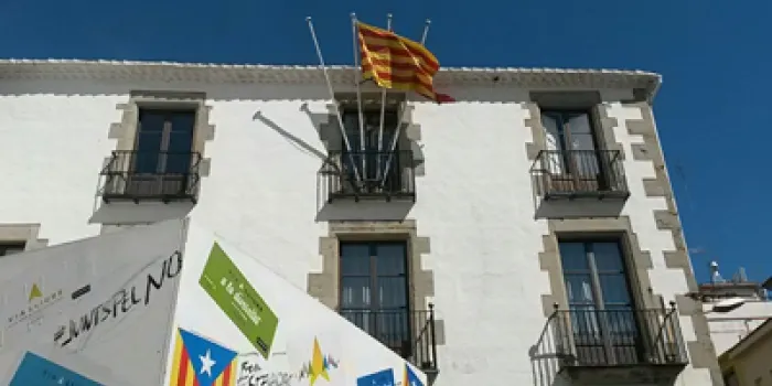 La Junta Electoral fa retirar la pancarta de compte enrere pel 27S i l'estelada del balcó de l'Ajuntament