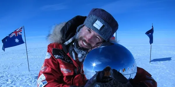 Grifone felicita Albert Bosch per la consecució del Pol Sud sense assistència