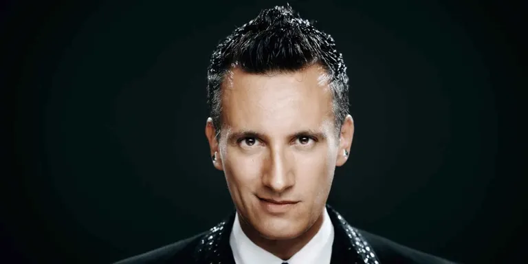 Mag Lari: “En l’espectacle d’aquesta nit hi haurà molt d’humor, màgia i interacció amb el públic”