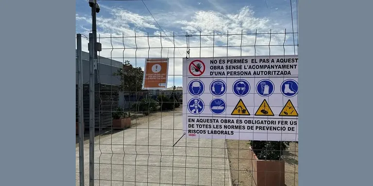 L'Ajuntament dona més temps per acabar les obres de cobriment de la piscina