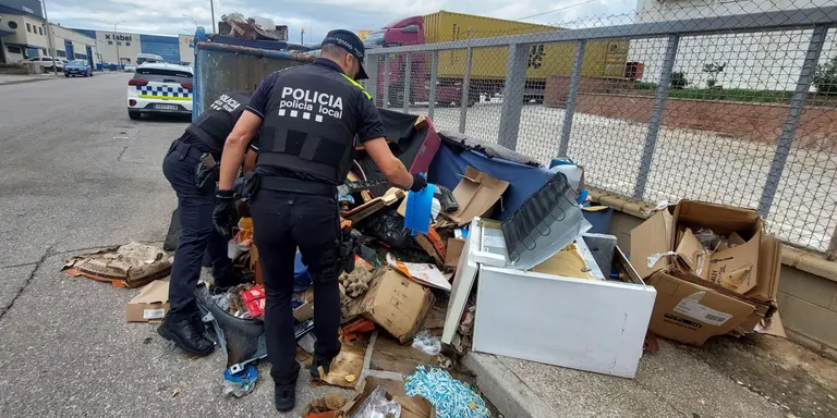 Operatiu de la Policia Local per controlar abocaments al polígon industrial