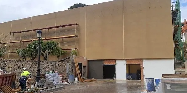 La façana posterior del Casal La Violeta d’Altafulla, pràcticament enllestida
