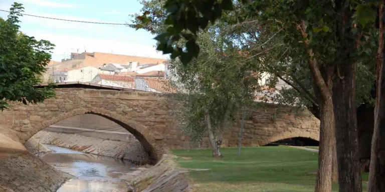 En breu començaran les obres per reobrir el segon ull del pont romànic