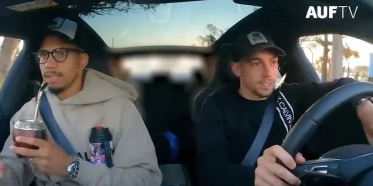 Araujo "pateix" veient com Valverde condueix un Tesla