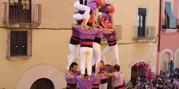 Els Castellers d’Altafulla descarreguen el 2d6, el 5d6, el 3d7 i el pd5 a la Diada de les Cultures