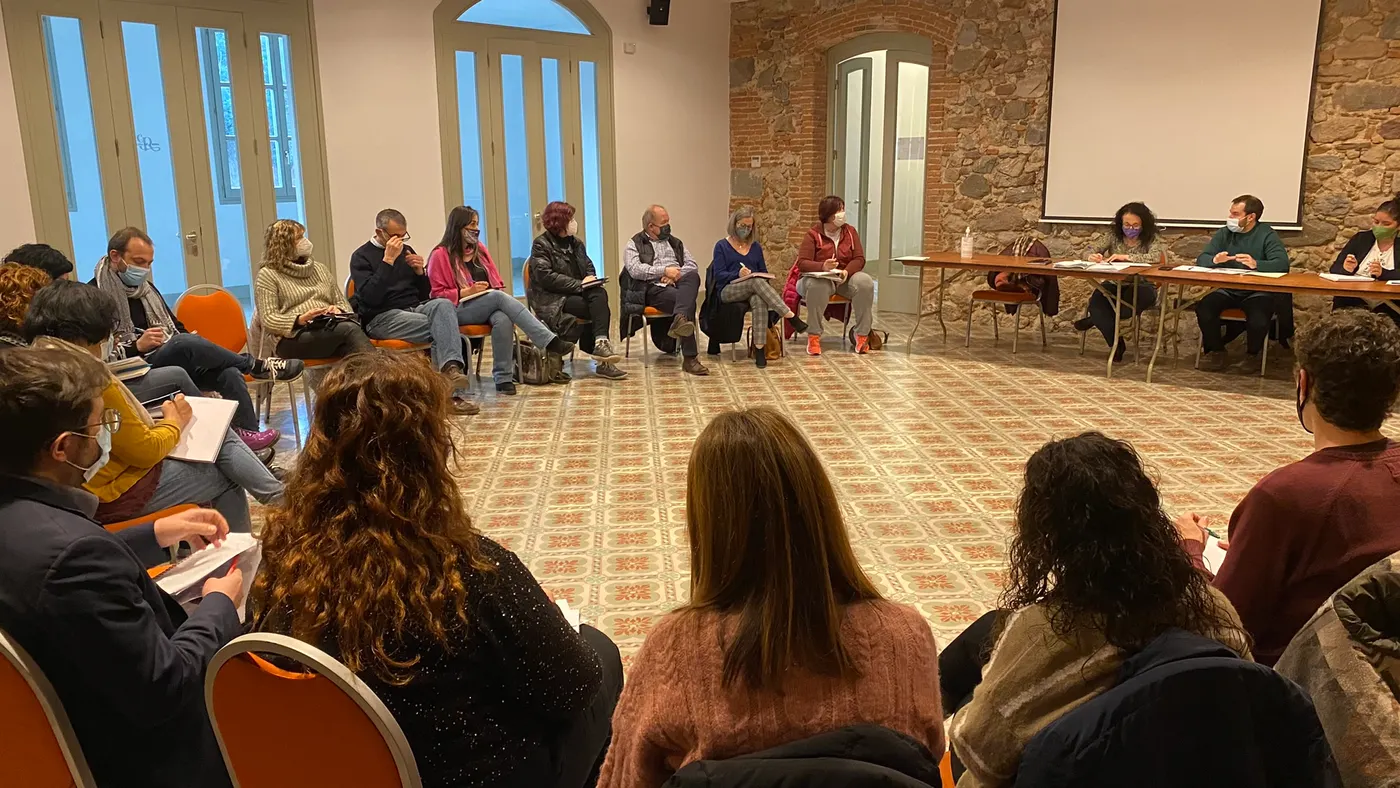En la primera reunió presencial en dos anys, el Consell Escolar Municipal tanca files davant la possible reducció d'una línia de P3 a l'escola Montbui
