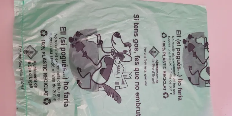 L'Ajuntament de la Seu d'Urgell aposta pel plàstic reciclat en les bosses de recollida d'excrements canins