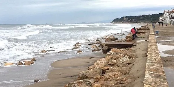La llevantada deixa onades de fins a cinc metres i s’endú part de la sorra de la platja d’Altafulla
