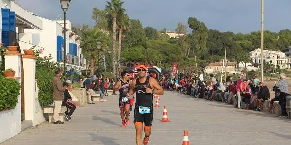 250 triatletes participen aquest dissabte en el triatló popular d'Altafulla