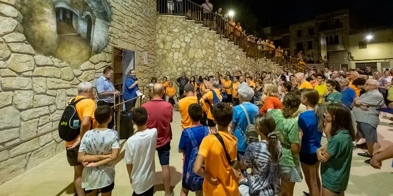Constantí descobreix racons amb històries en una caminada nocturna