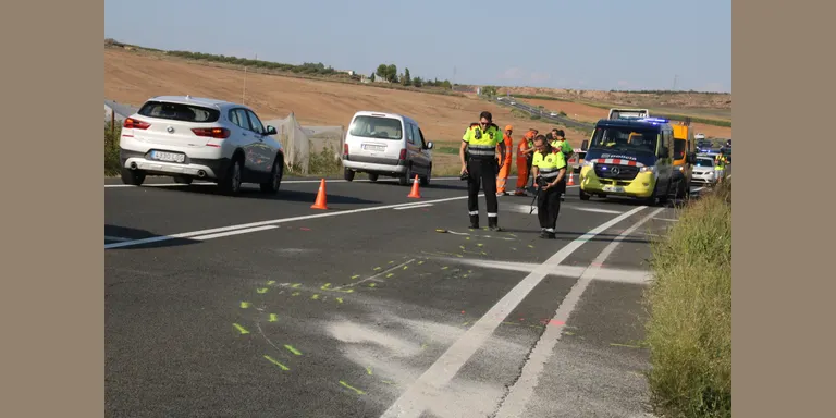Moren tres motoristes en un accident entre dues motos i un cotxe a Alfés