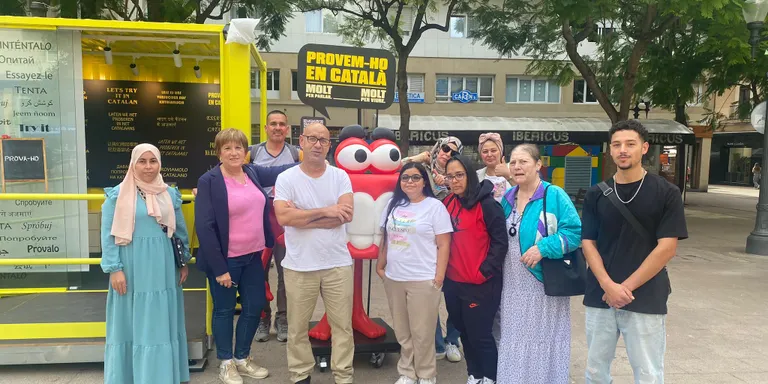 Els alumnes de l’Oficina de Català de Constantí participen de l’acció itinerant “El pòdcast de la Queta” a Tarragona