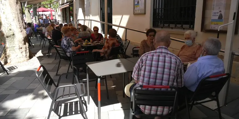 La gent gran ja ha pogut tornar al bar de l'Esplai, que duia 15 mesos tancat per la pandèmia