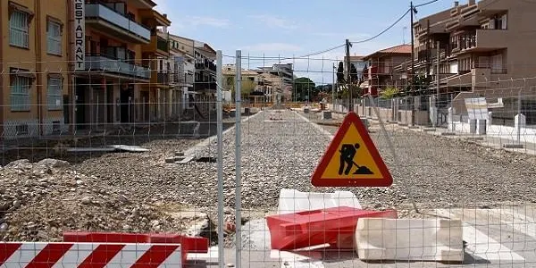 Les voreres del carrer Via Augusta en el tram que va des del Pont de Mar fins a la plaça dels Vents estaran enllestides per Setmana Santa
