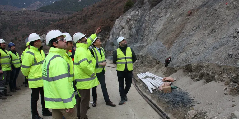 Instal·len malles més resistents al punt de l'N-260 on es va detectar moviments arran de l'esllavissada